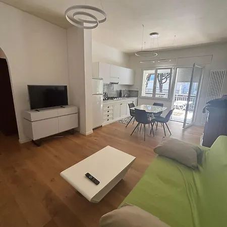 Piazza Mazzini ليدو دي يسولو